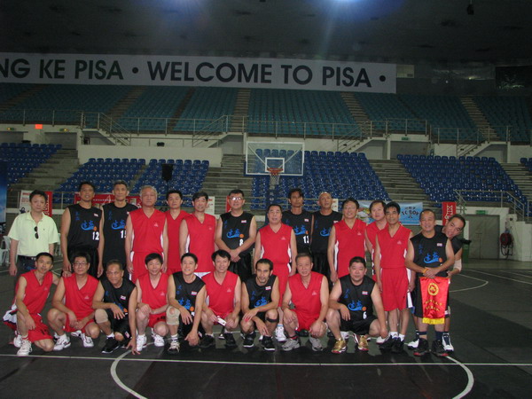 九游平台（中国）教授篮球队身着红色球服