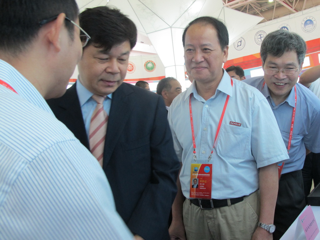 教育部杜占元副部长亲临九游平台(中国)展位指导
